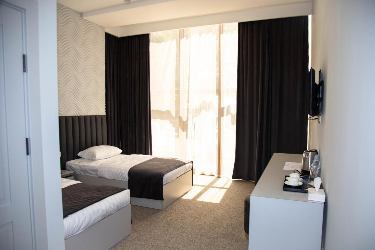 Port Plaza Evn Hotel P'arak'ar Екстериор снимка