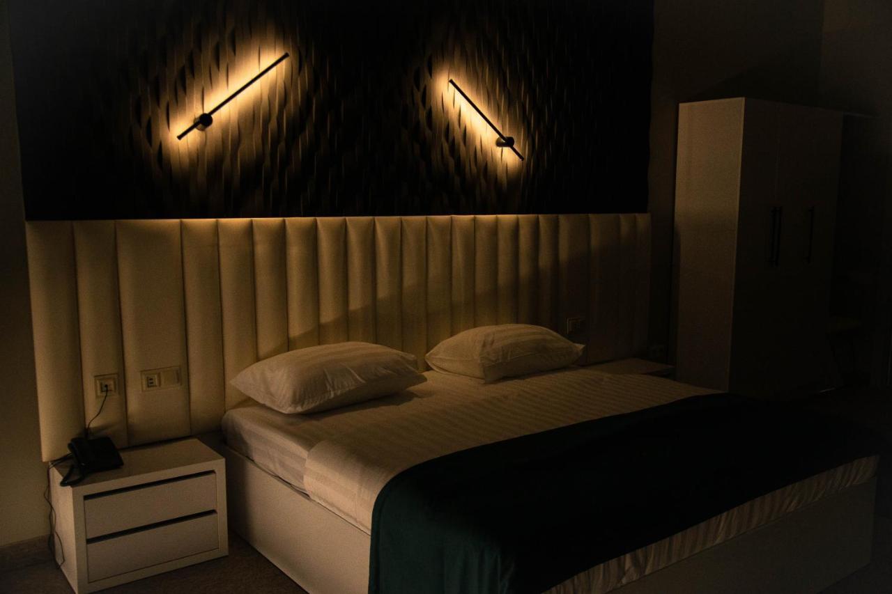 Port Plaza Evn Hotel P'arak'ar Екстериор снимка