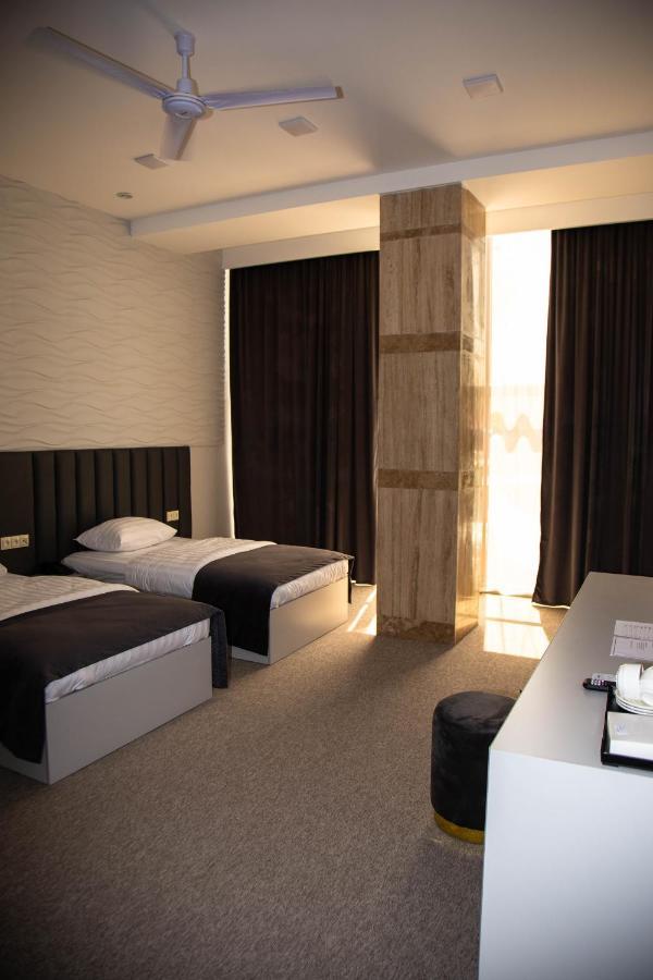 Port Plaza Evn Hotel P'arak'ar Екстериор снимка