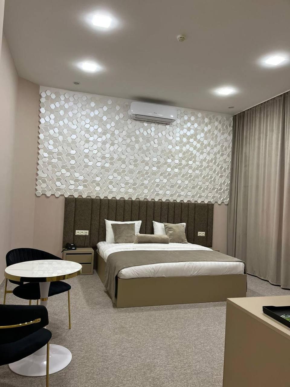 Port Plaza Evn Hotel P'arak'ar Екстериор снимка