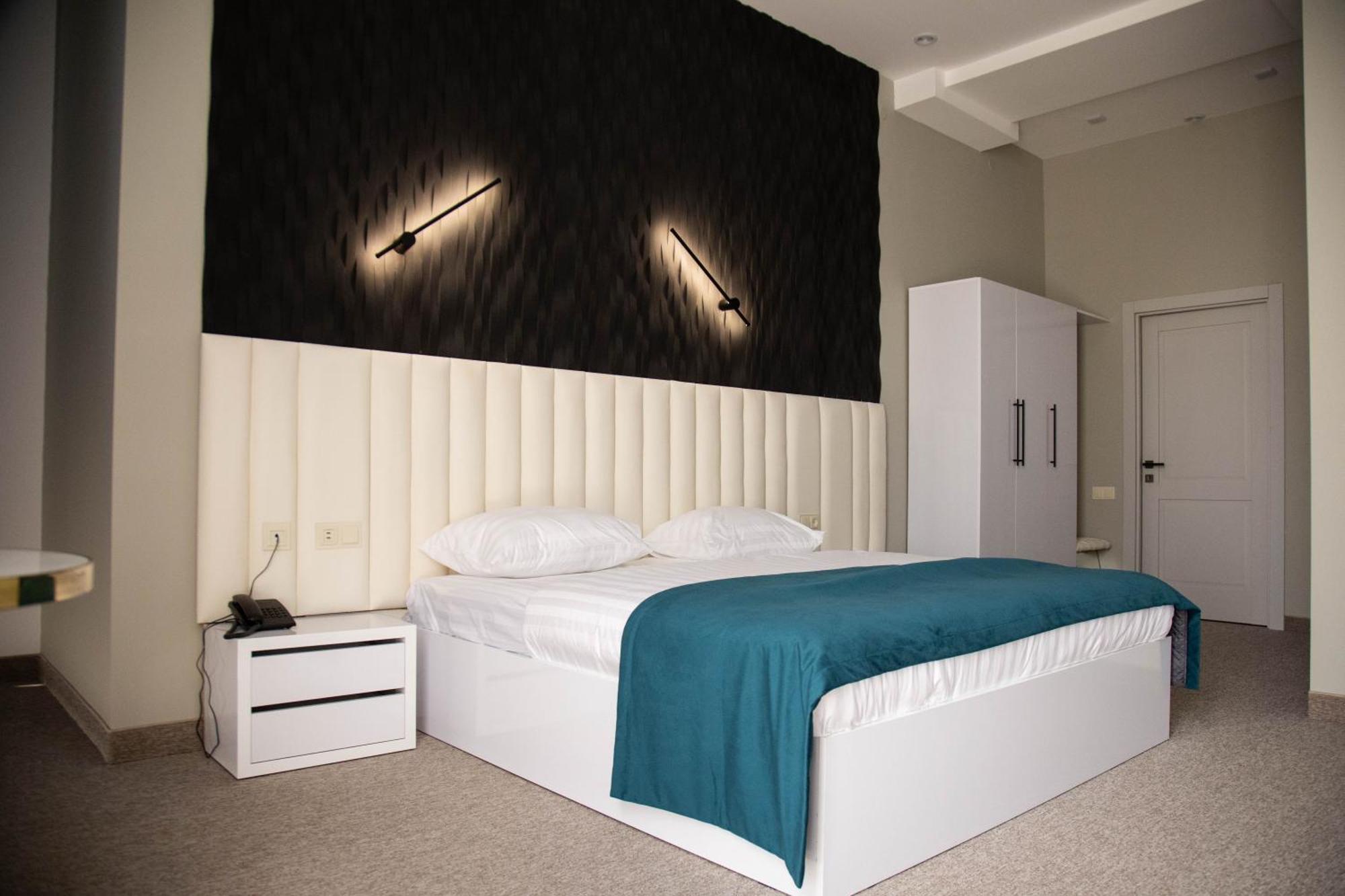 Port Plaza Evn Hotel P'arak'ar Екстериор снимка