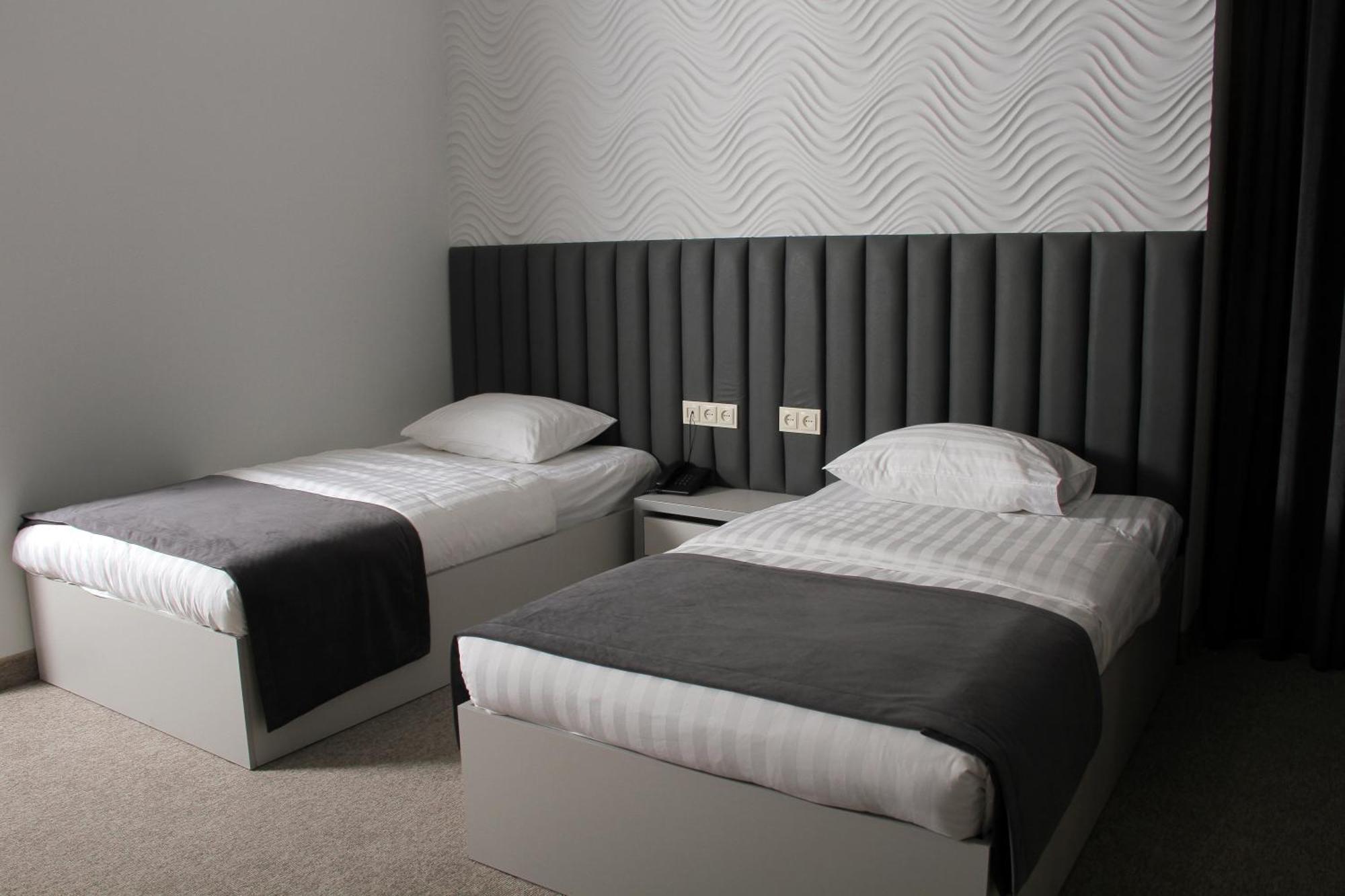 Port Plaza Evn Hotel P'arak'ar Екстериор снимка