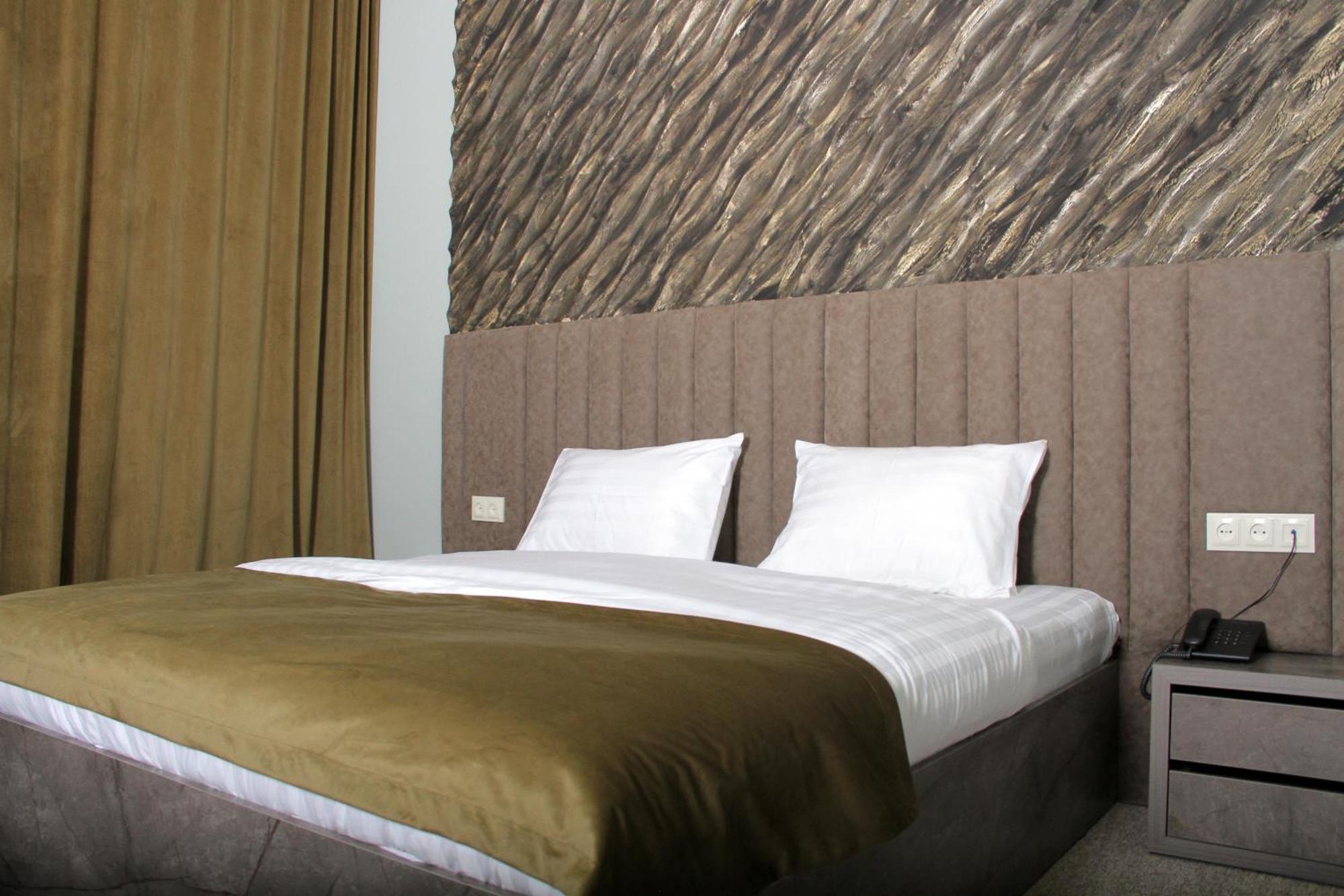 Port Plaza Evn Hotel P'arak'ar Екстериор снимка