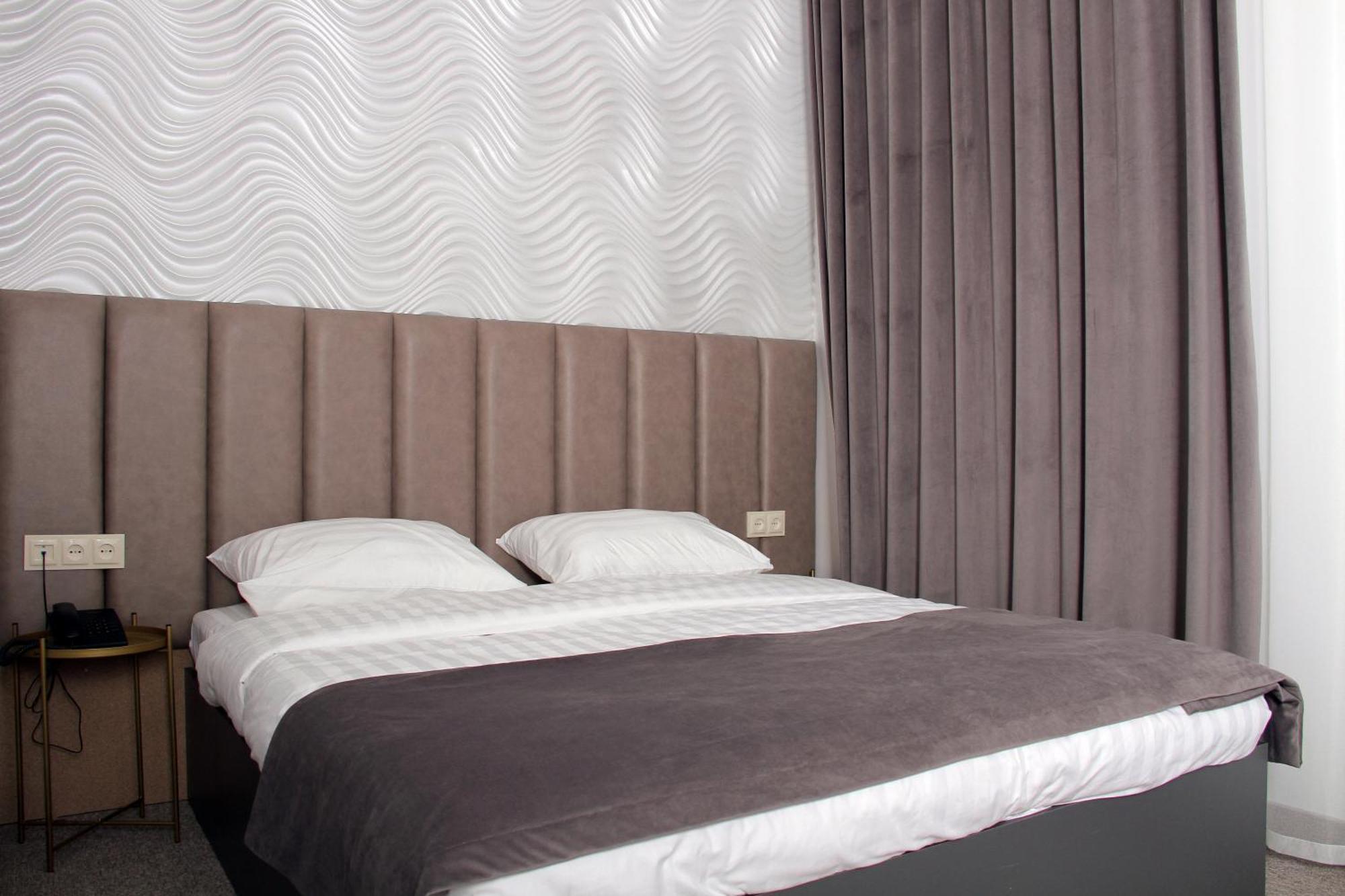 Port Plaza Evn Hotel P'arak'ar Екстериор снимка
