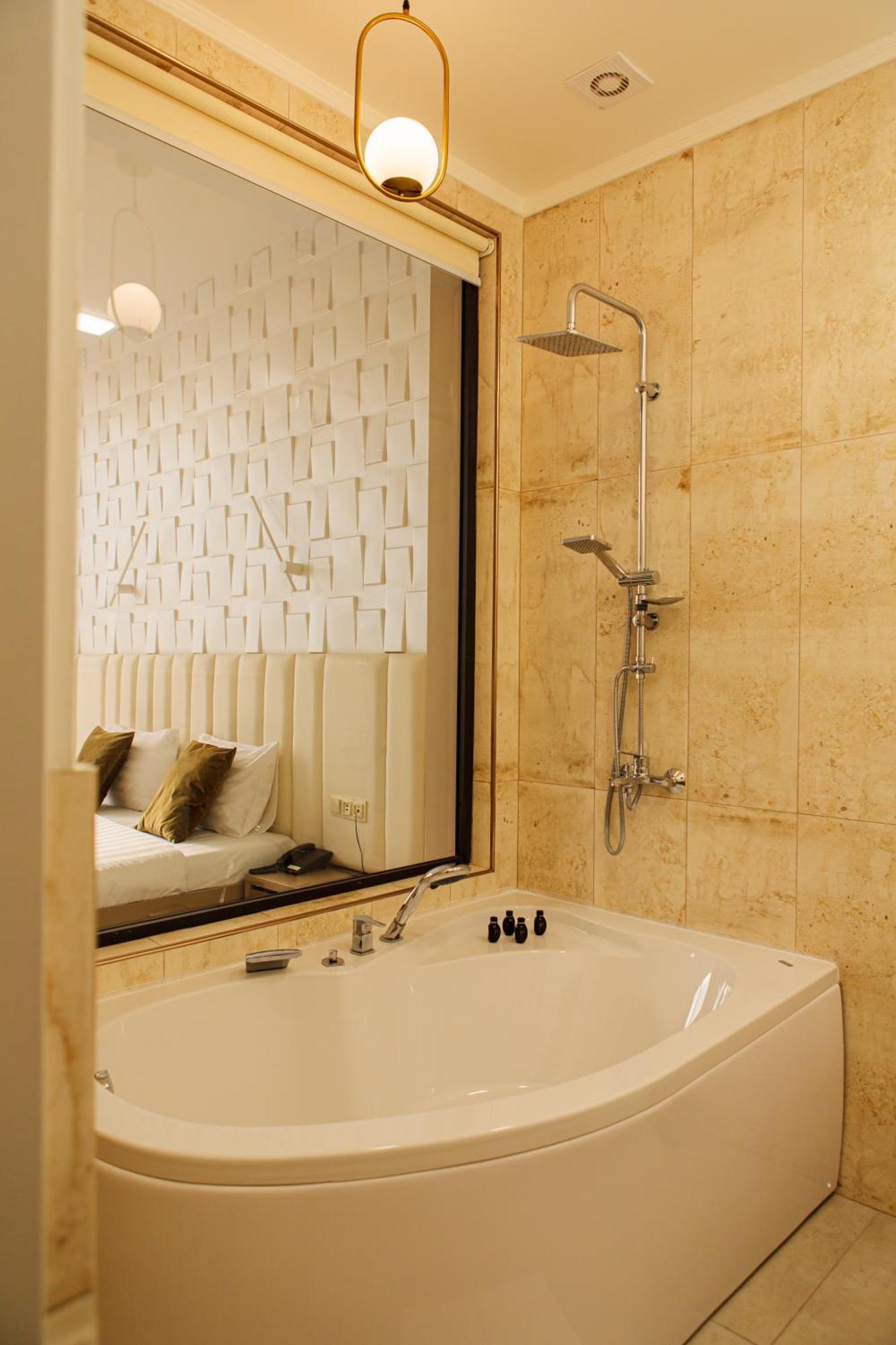 Port Plaza Evn Hotel P'arak'ar Екстериор снимка