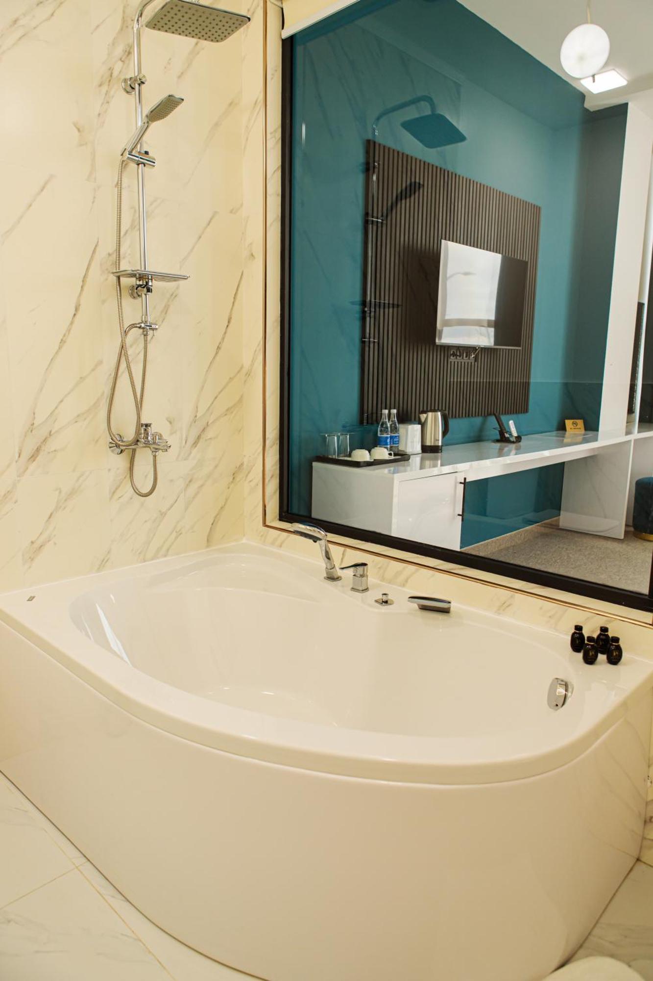 Port Plaza Evn Hotel P'arak'ar Екстериор снимка