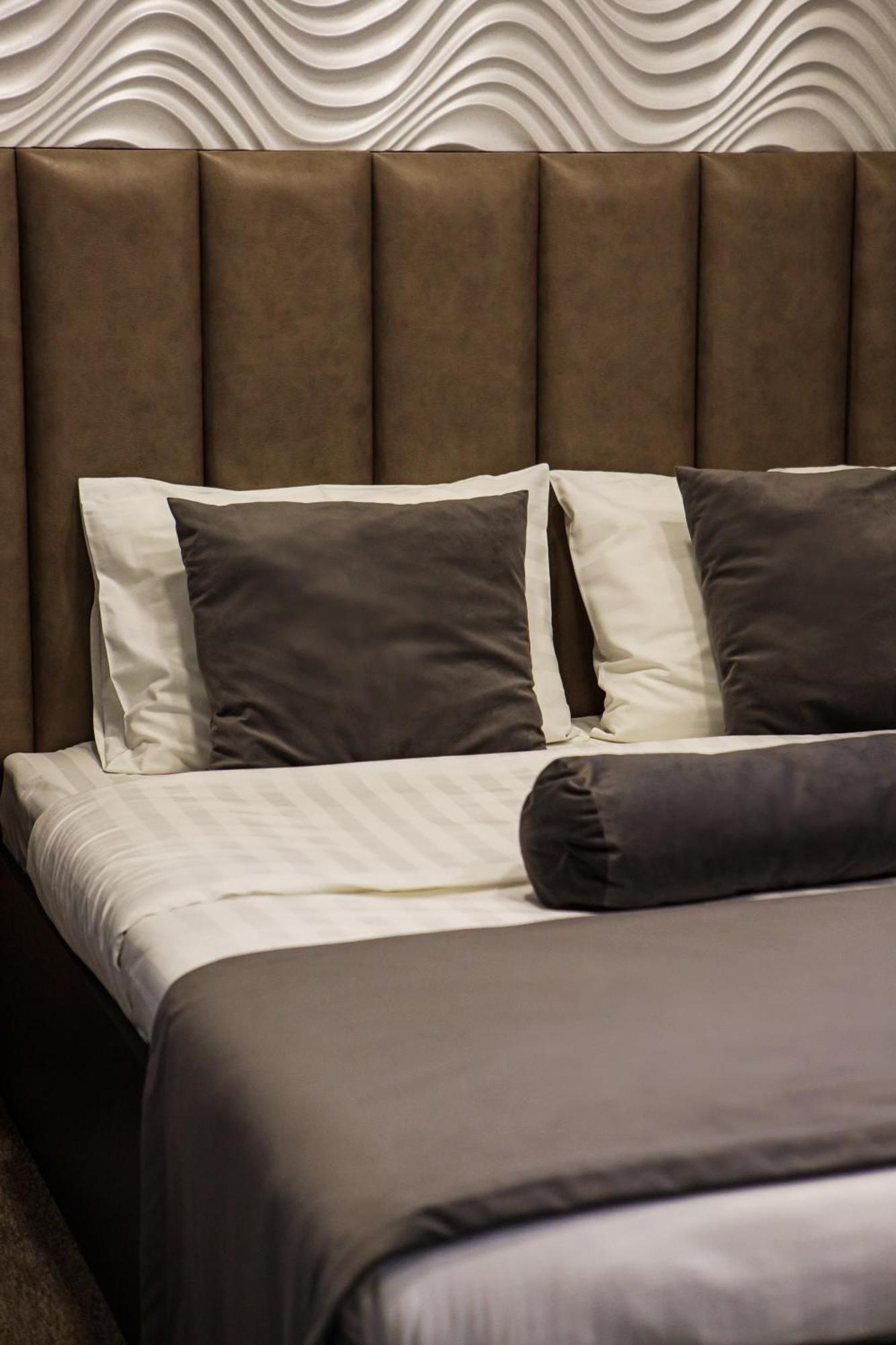 Port Plaza Evn Hotel P'arak'ar Екстериор снимка