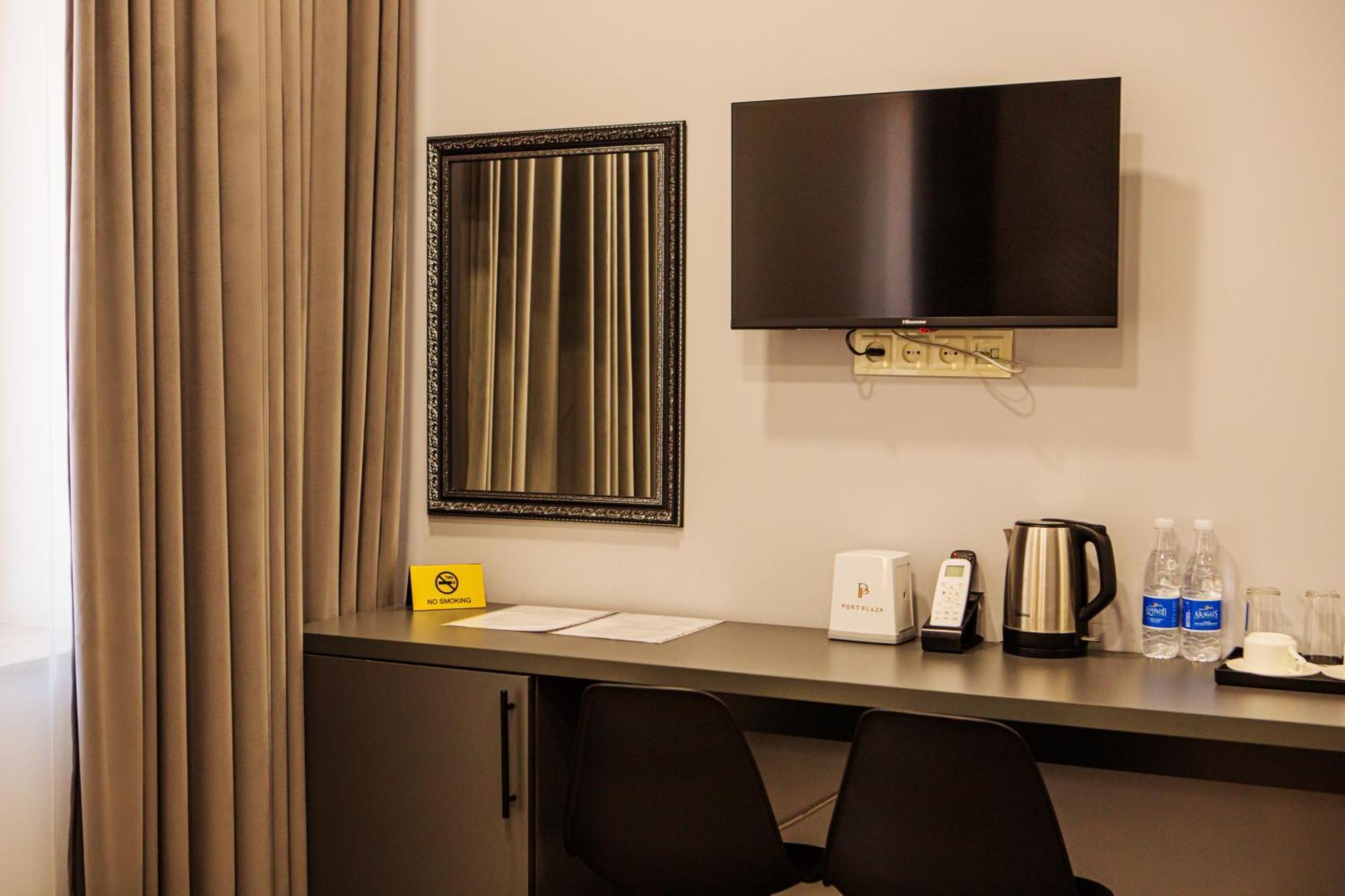 Port Plaza Evn Hotel P'arak'ar Екстериор снимка