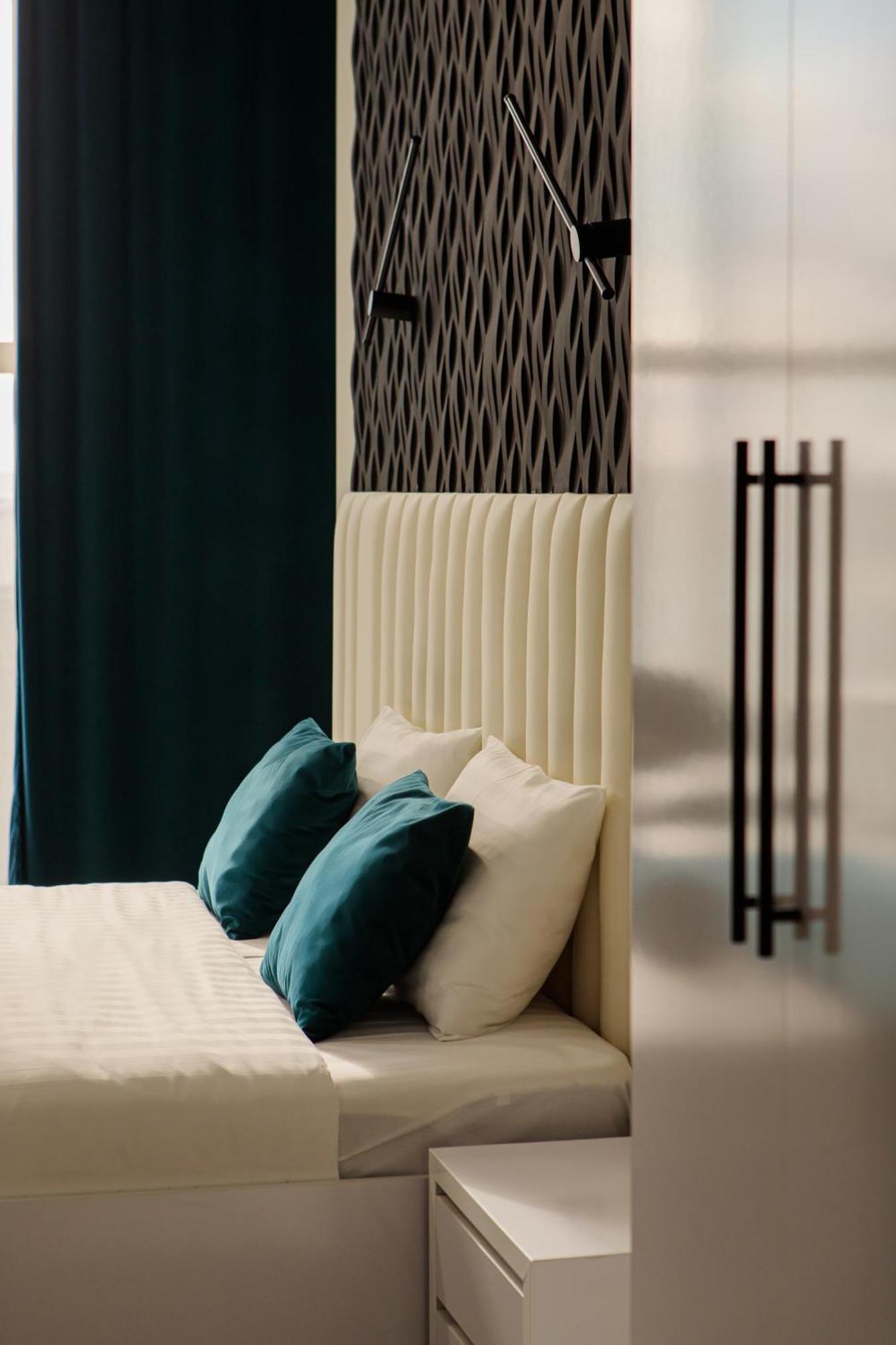 Port Plaza Evn Hotel P'arak'ar Екстериор снимка