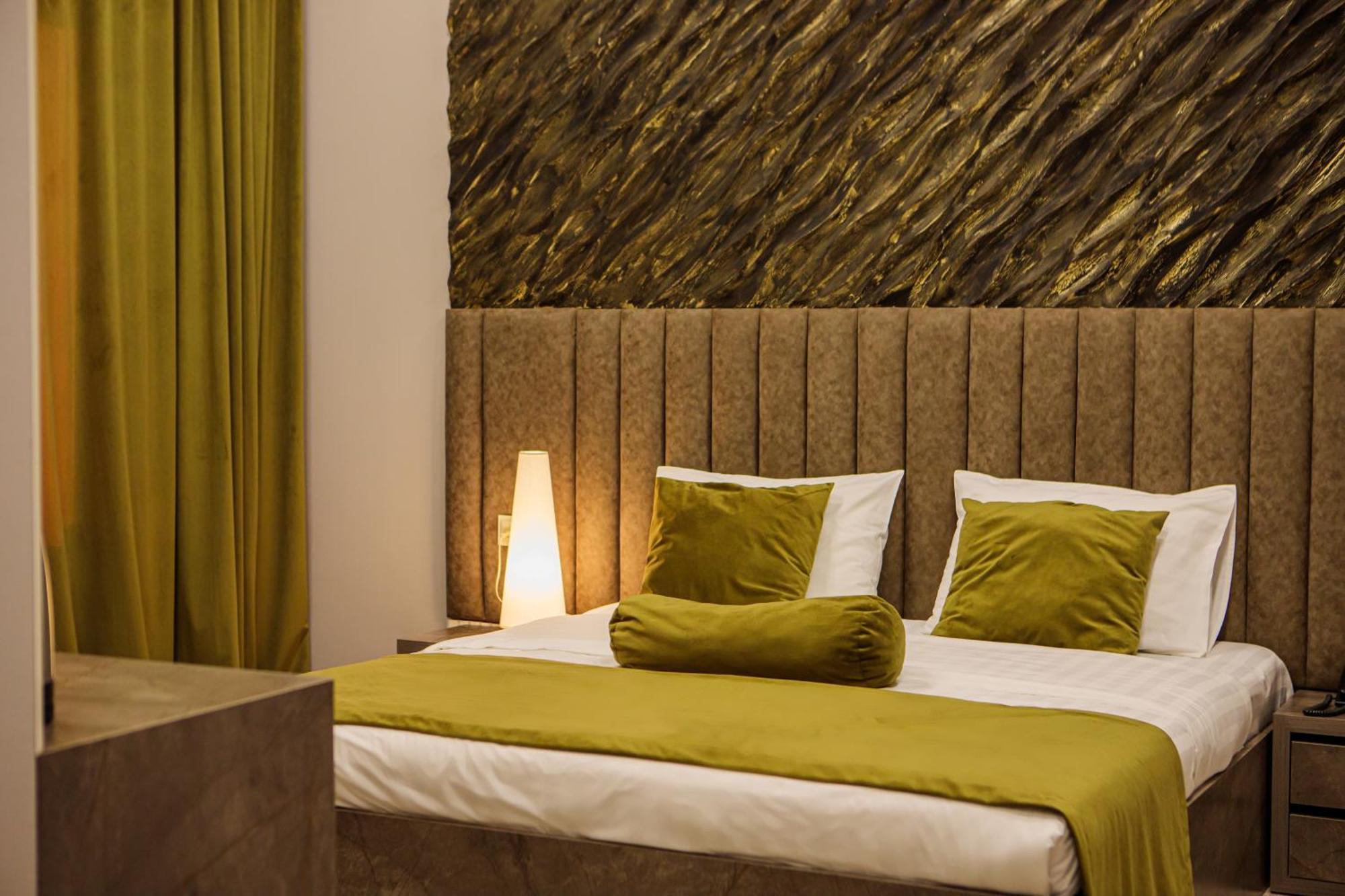 Port Plaza Evn Hotel P'arak'ar Екстериор снимка