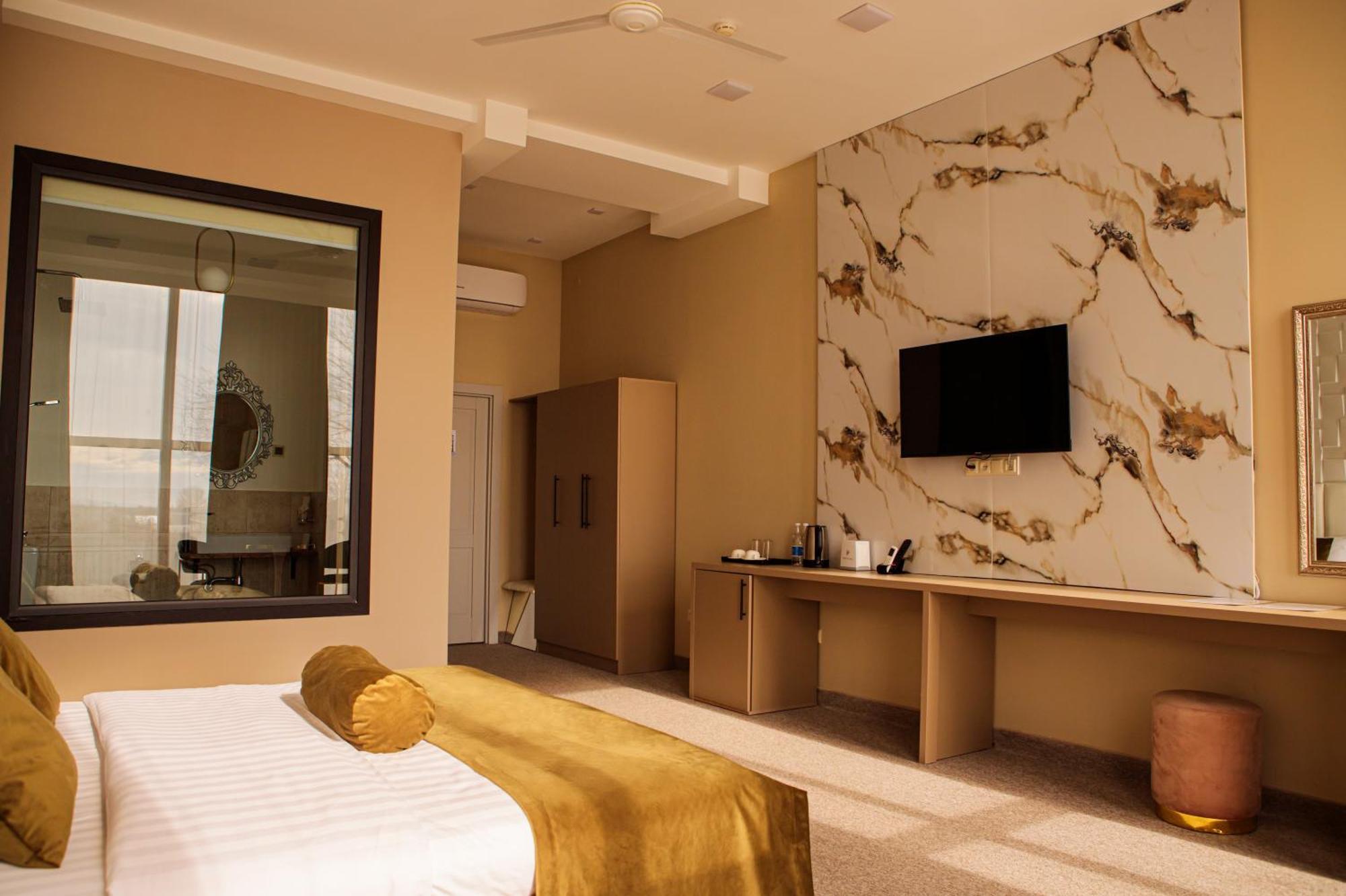 Port Plaza Evn Hotel P'arak'ar Екстериор снимка