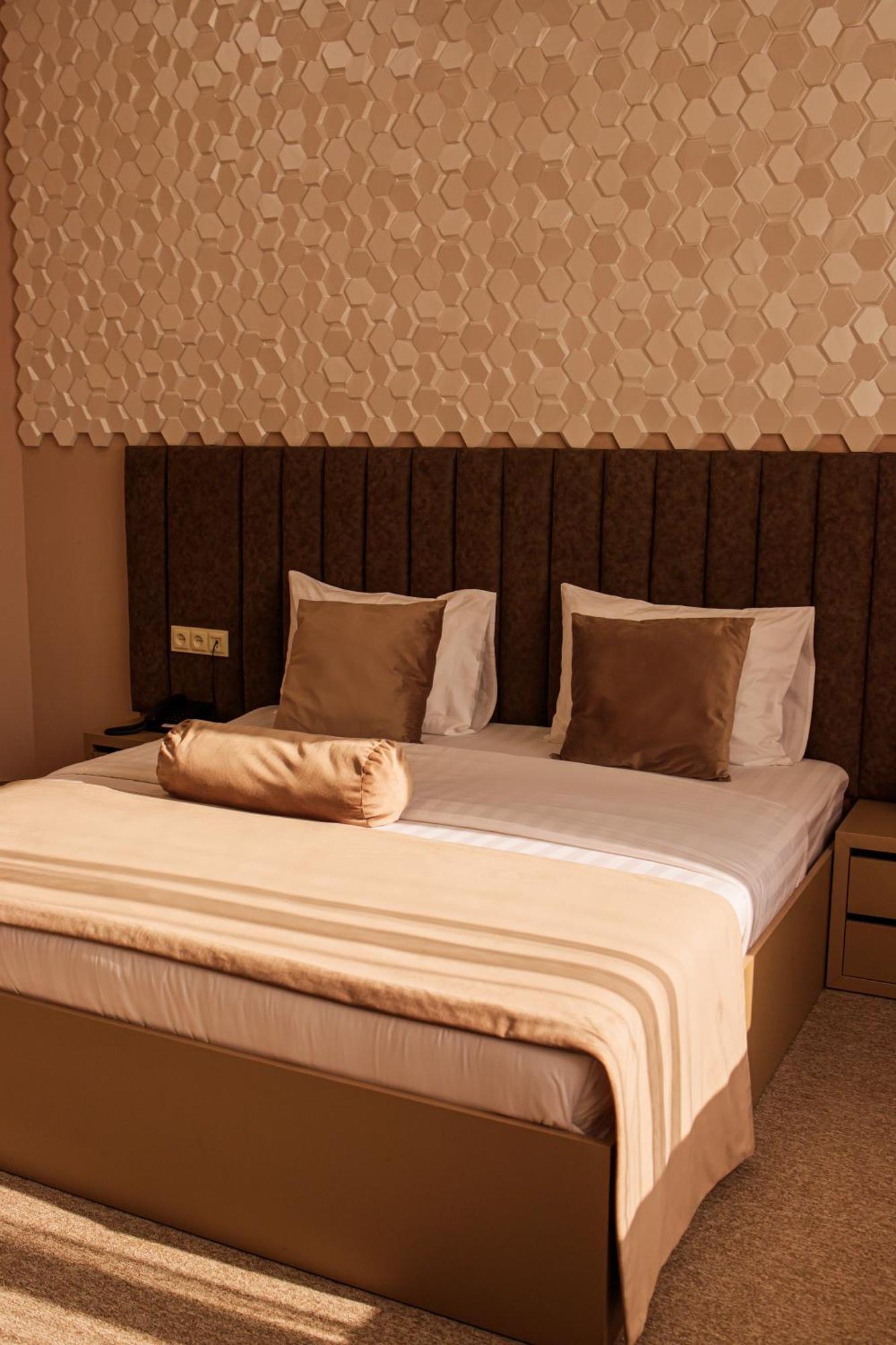 Port Plaza Evn Hotel P'arak'ar Екстериор снимка