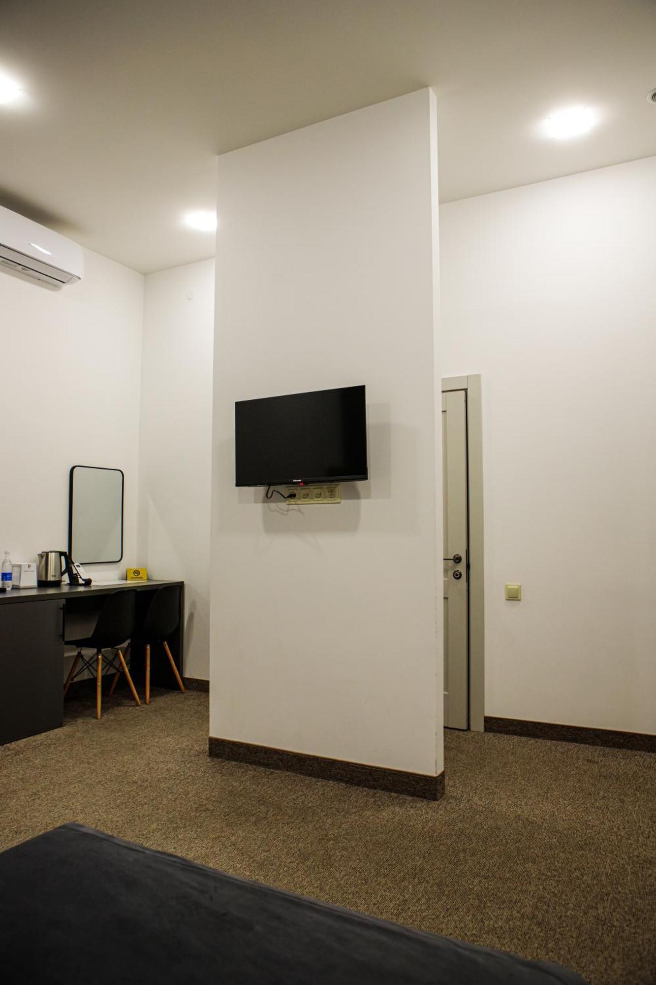 Port Plaza Evn Hotel P'arak'ar Екстериор снимка