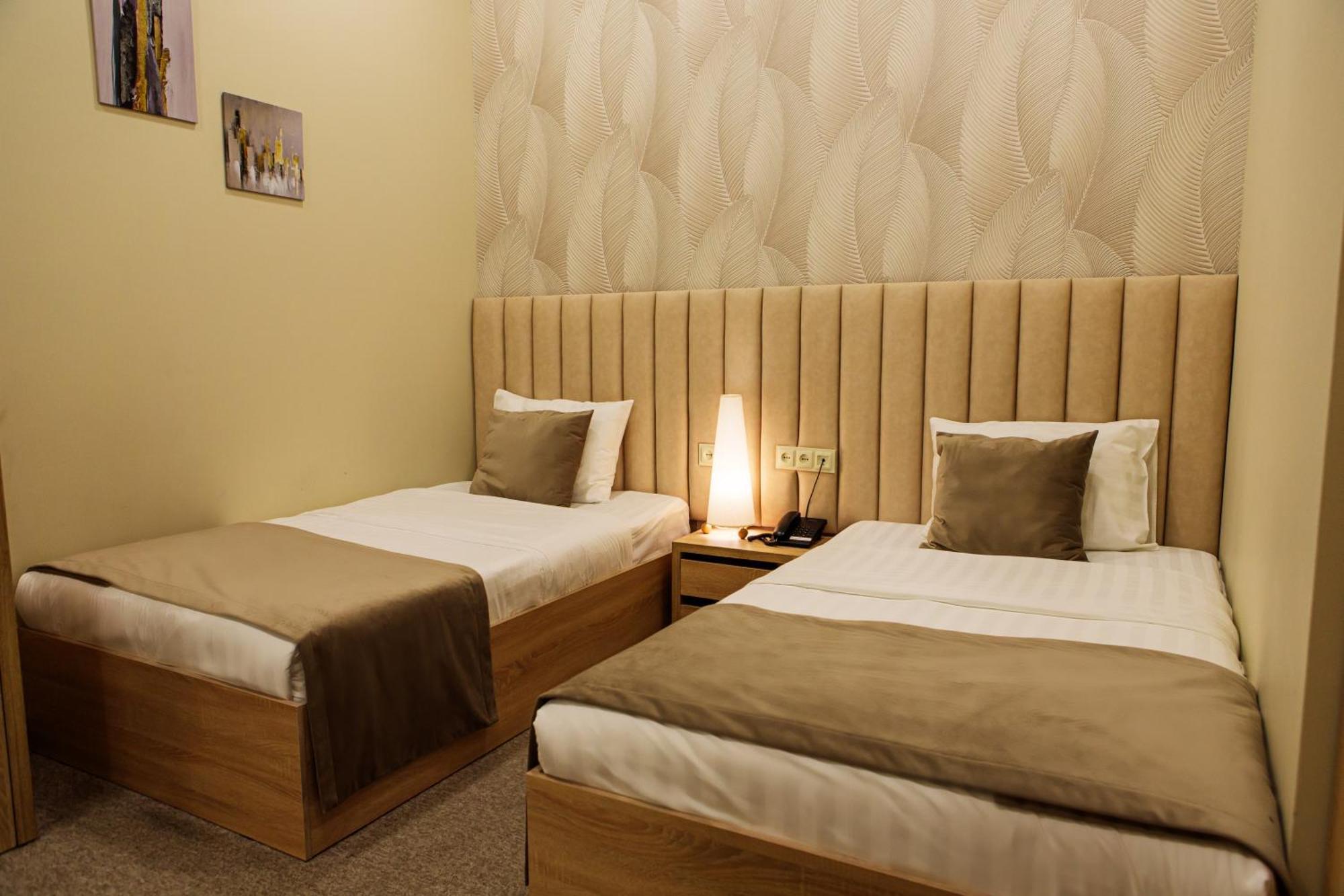 Port Plaza Evn Hotel P'arak'ar Екстериор снимка