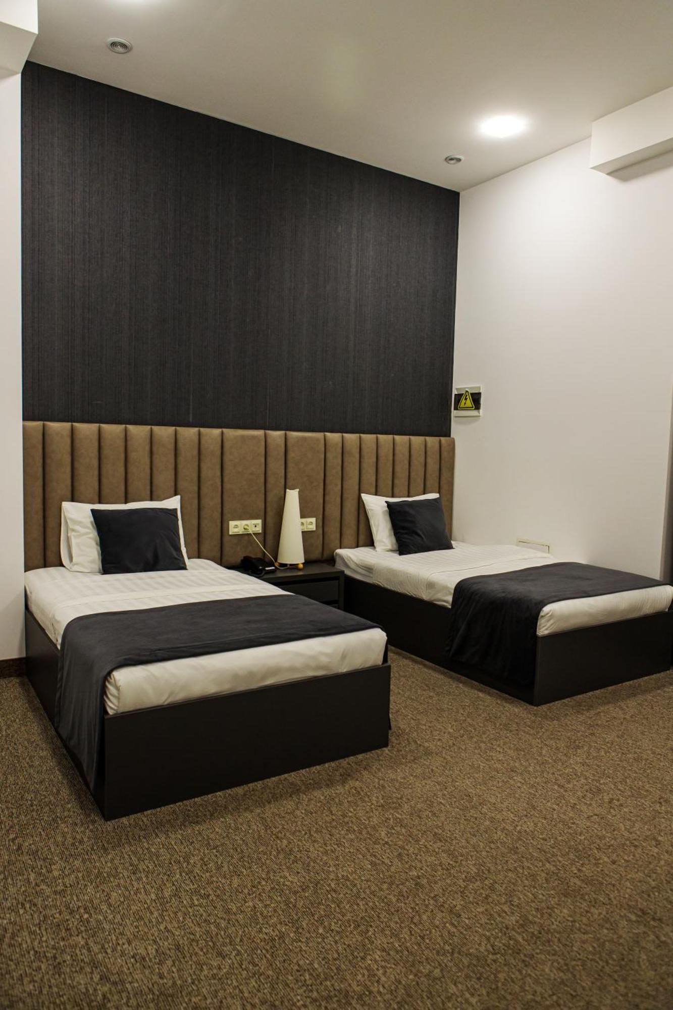 Port Plaza Evn Hotel P'arak'ar Екстериор снимка