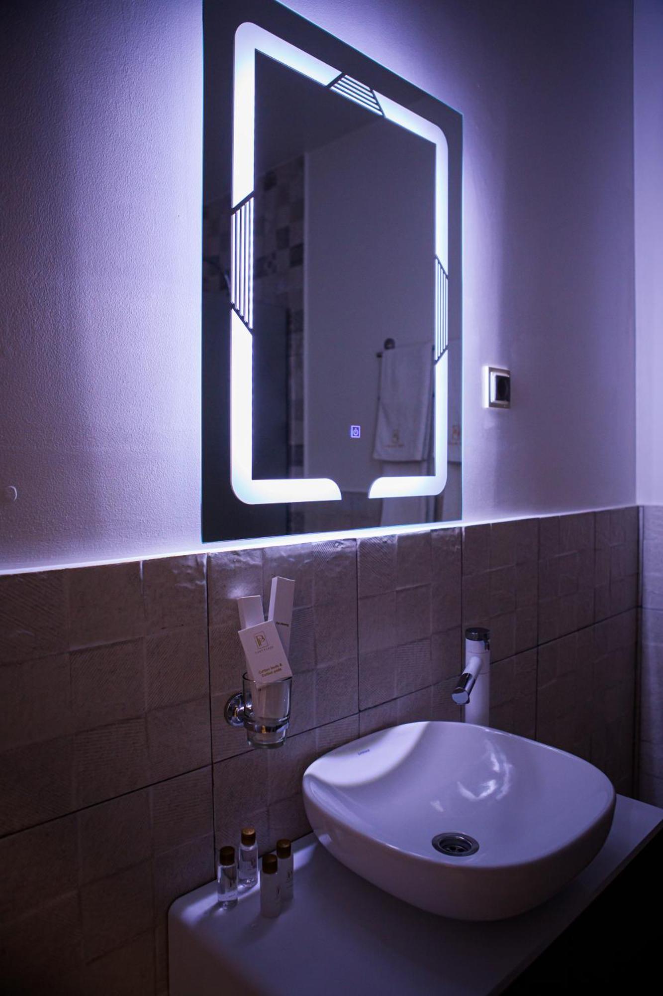 Port Plaza Evn Hotel P'arak'ar Екстериор снимка