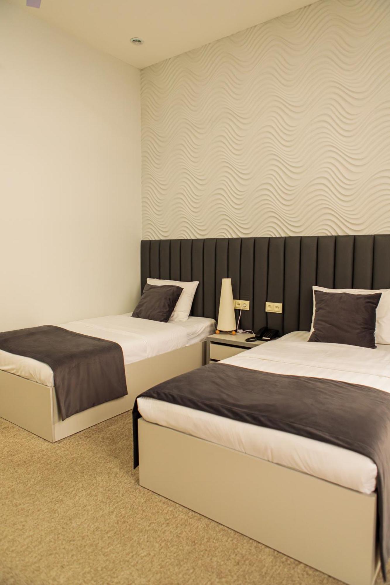 Port Plaza Evn Hotel P'arak'ar Екстериор снимка
