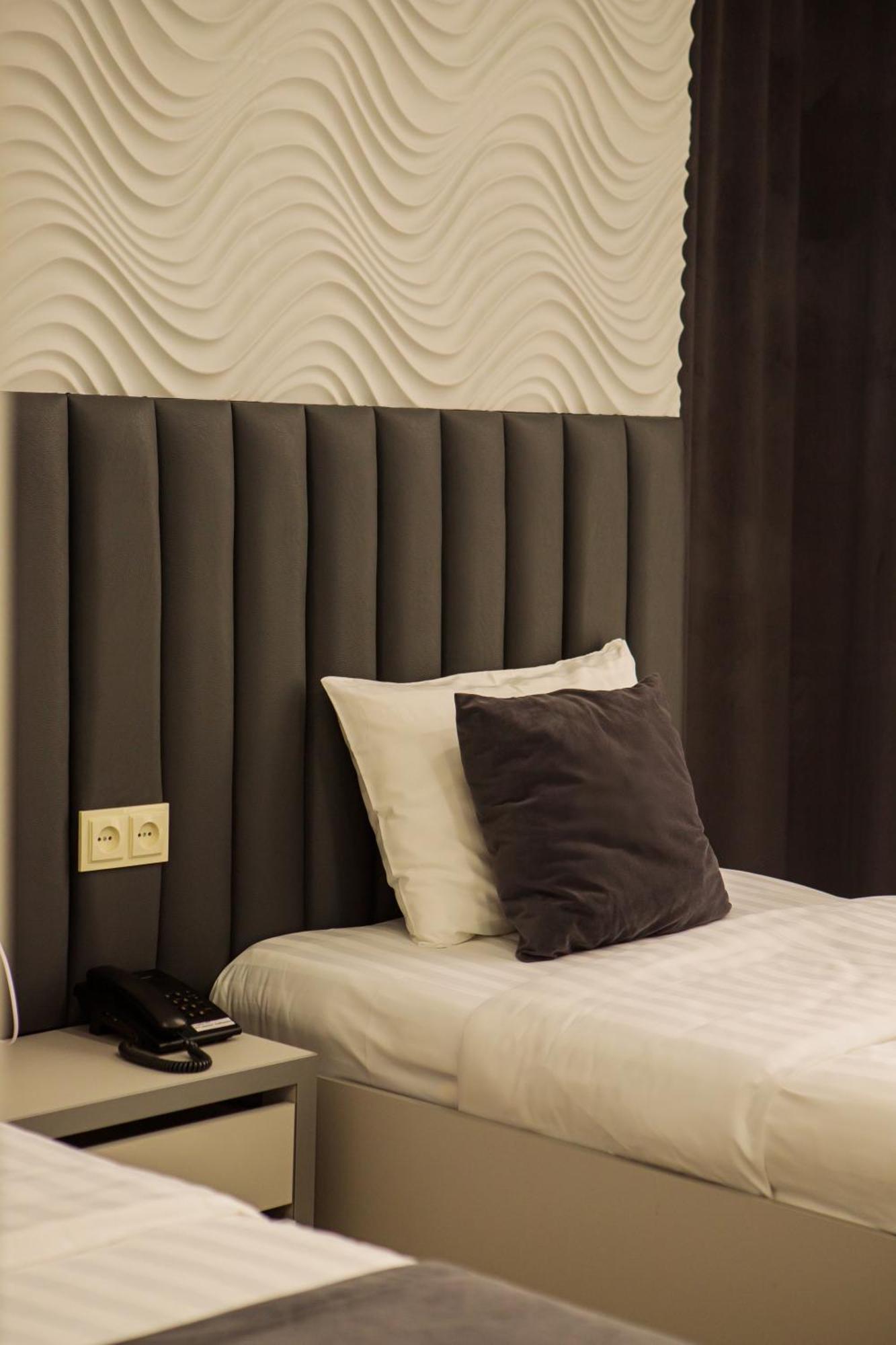 Port Plaza Evn Hotel P'arak'ar Екстериор снимка