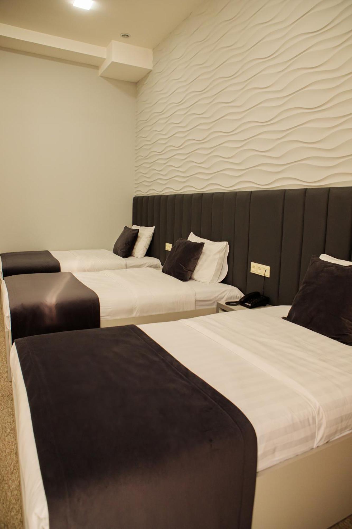 Port Plaza Evn Hotel P'arak'ar Екстериор снимка