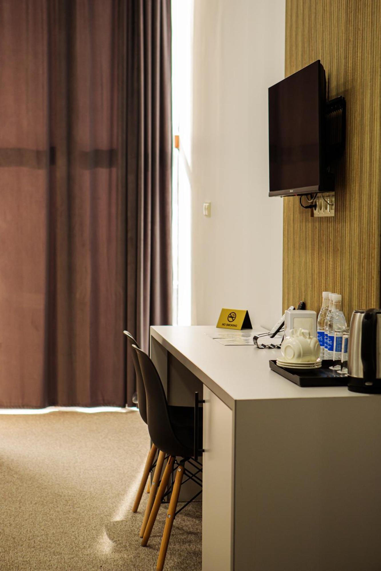Port Plaza Evn Hotel P'arak'ar Екстериор снимка