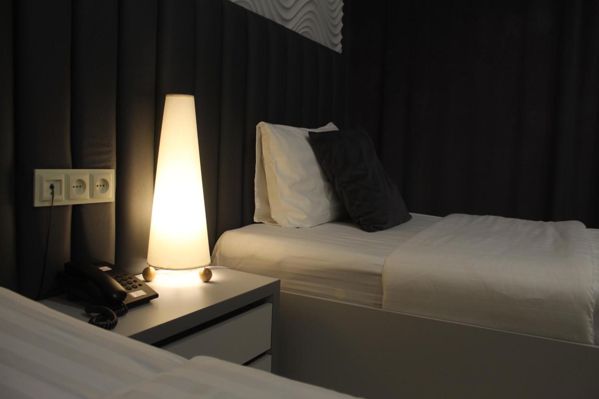 Port Plaza Evn Hotel P'arak'ar Екстериор снимка